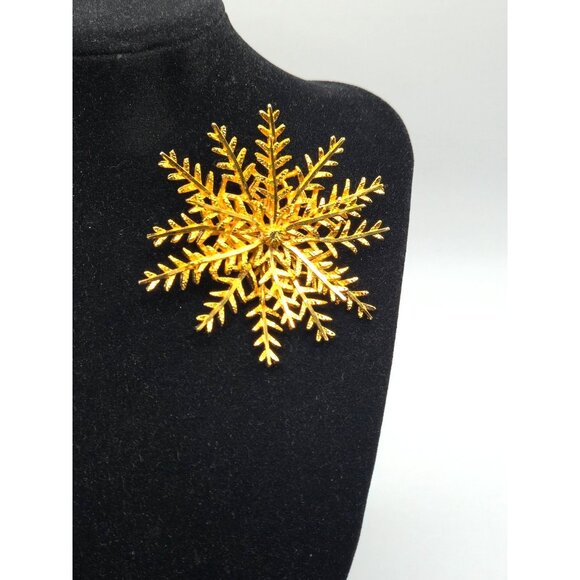 Large Signed Coro Gold Tone Snowflake Brooch   3" Layered Winter Design - Picture 4 of 5